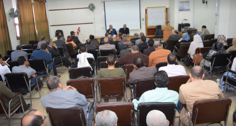 رئيس جامعة سوهاج يعقد اجتماعا مع أعضاء هيئة التدريس بكلية العلوم