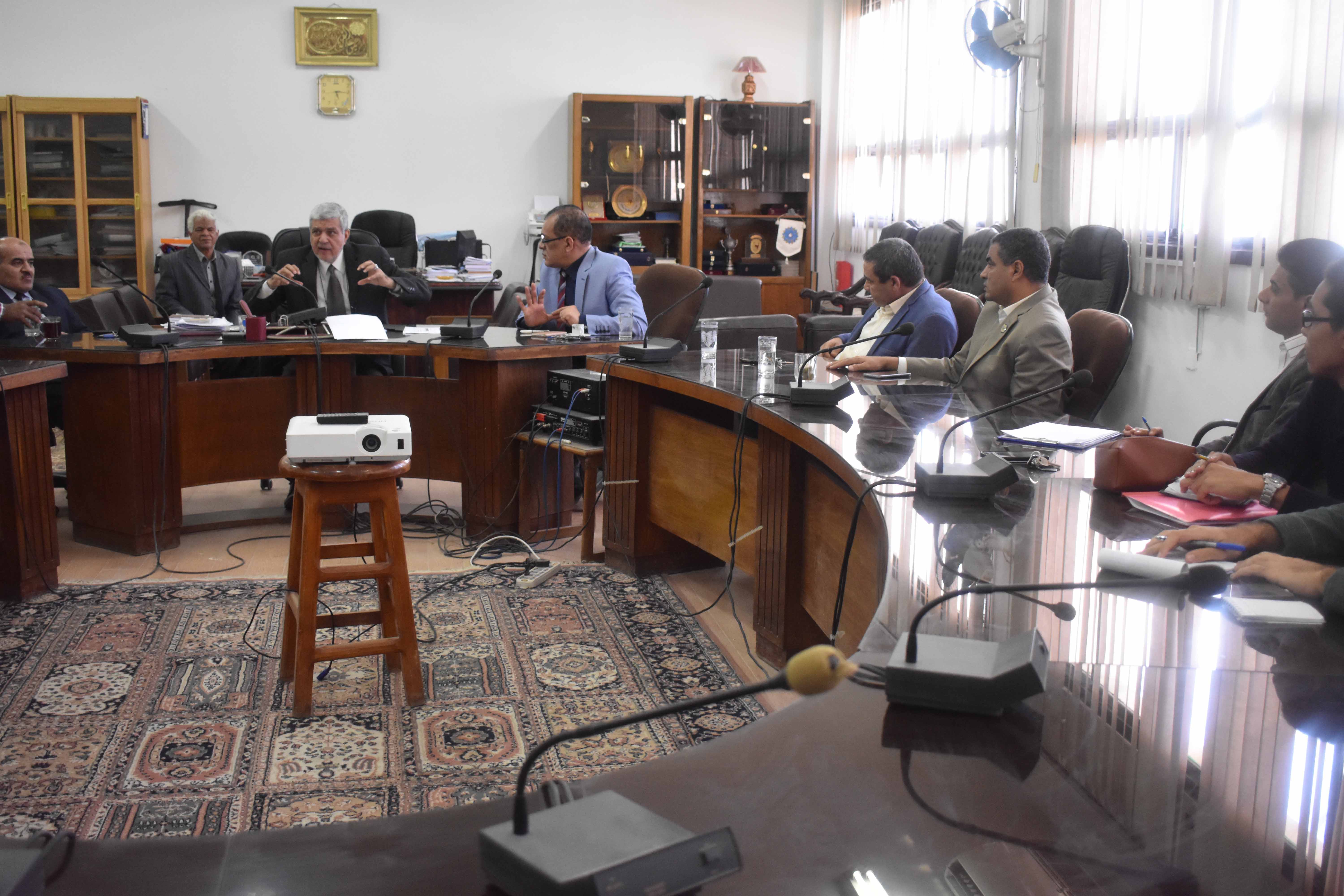 اجتماع العميد بالوكلاء ورؤساء الاقسام وطلاب الاتحاد