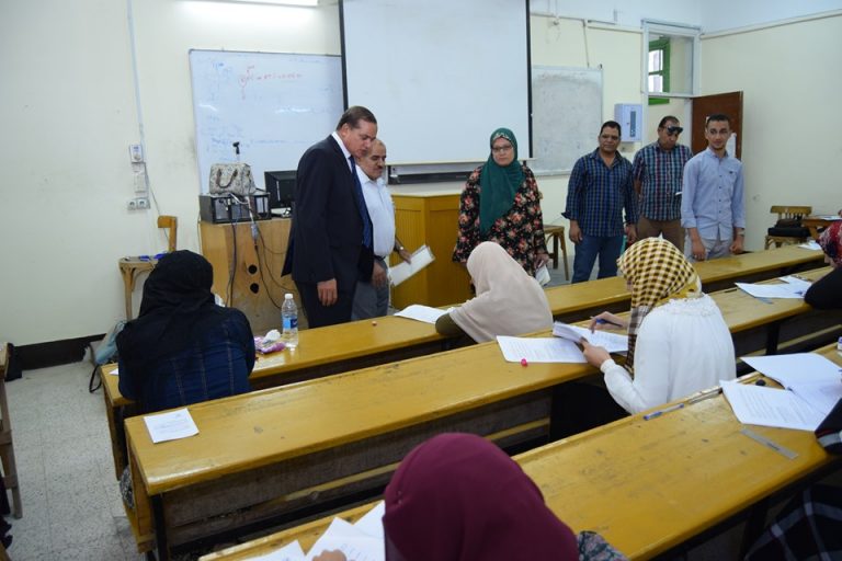 ١١١ طالب يؤدون امتحانات الدراسات العليا بعلوم سوهاج