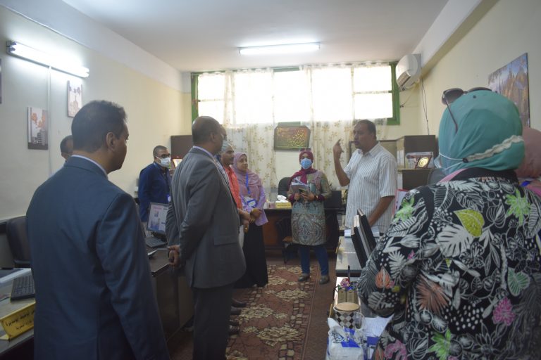 عميد علوم في جولة تفقدية برفقة اللجنة المنسقة للجودة لاختيار احسن إدارة