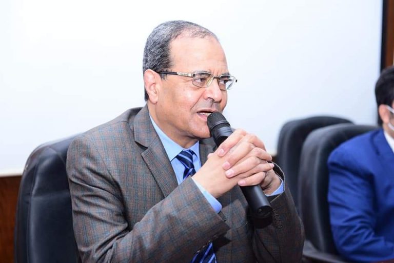 جامعة سوهاج تختتم دورة أساسيات الصيدلة الإكلينيكية وتكرم المتدربين