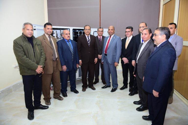 رئيس جامعة سوهاج يفتتح وحدة النيتروجين السائل بكلية العلوم