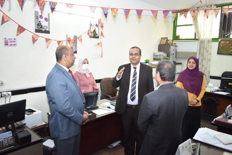 رئيس جامعة سوهاج يتابع سير العمل داخل كلية العلوم