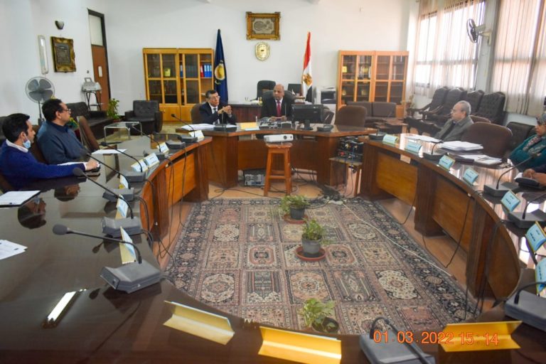 اجتماع عميد كلية العلوم مع لجنة تقييم الورقة الامتحانية