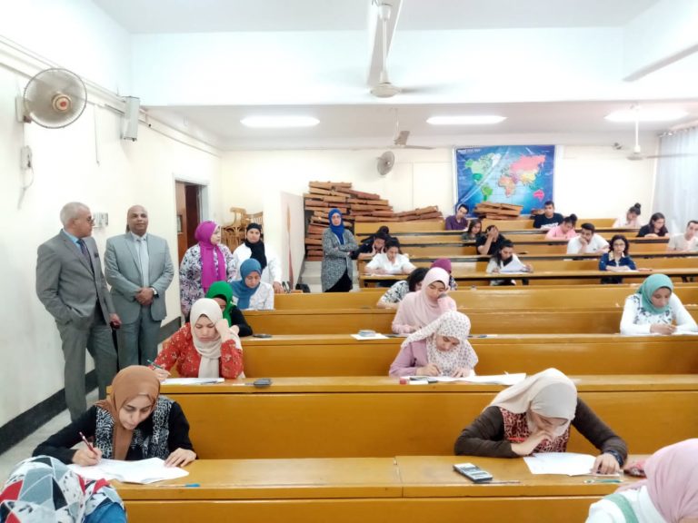 نائب رئيس الجامعة لشؤون الطلاب وعميد كلية العلوم يتفقدان سير امتحانات الفصل الدراسي الثاني بكلية العلوم