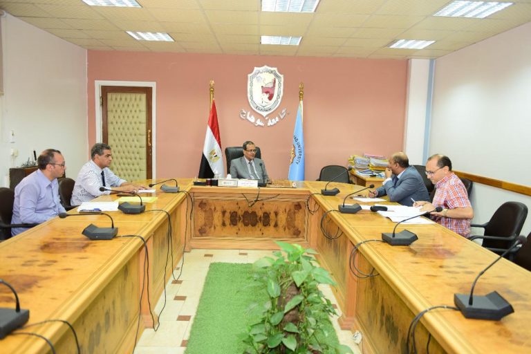 رئيس جامعة سوهاج يجتمع لمتابعة تنفيذ الخطة التسويقية للخدمات والمنتجات الجامعية *