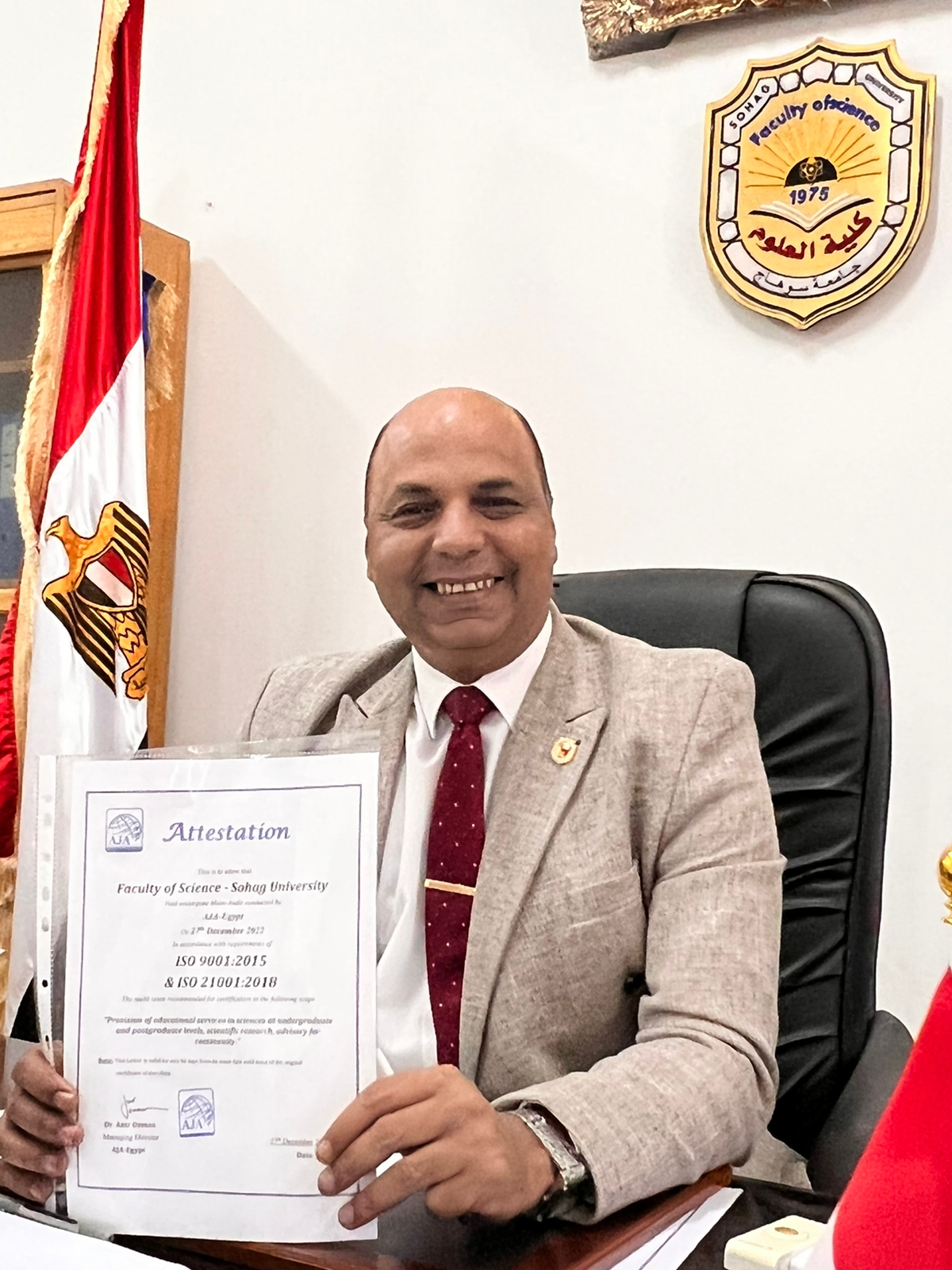 عميد كلية العلوم يقدم التهنئة لمنسوبي الكلية لحصول كلية العلوم على شهادتي الايزو