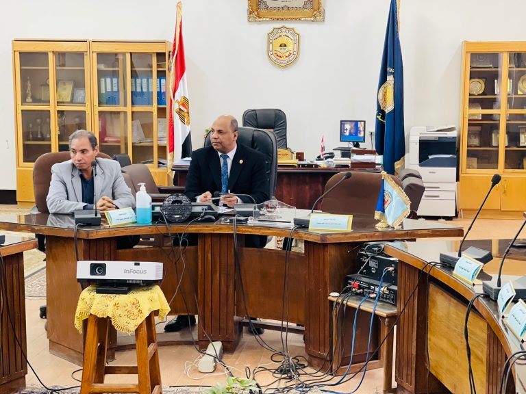 اجتماع عميد الكلية مع رؤساء الكنترولات