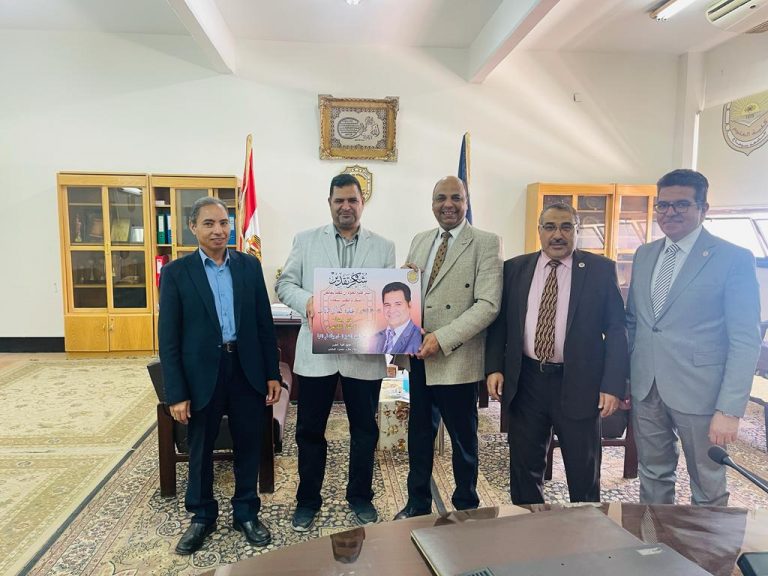 تكريم ا.د/عبده كمال مدير وحده الارشاد الاكاديمي