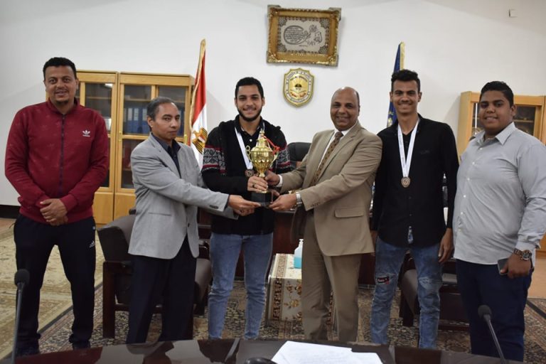 عميد الكلية يكرم فريق كرة السلة