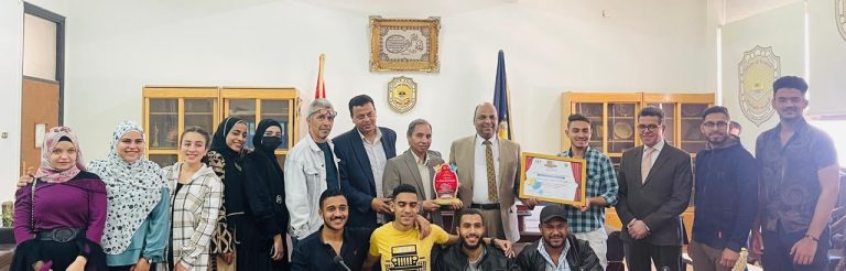 تكريم الفريق المسرحى بكلية العلوم