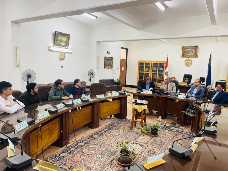 تواصل ادارة الكلية مع الطلاب وحل مشكلاتهم