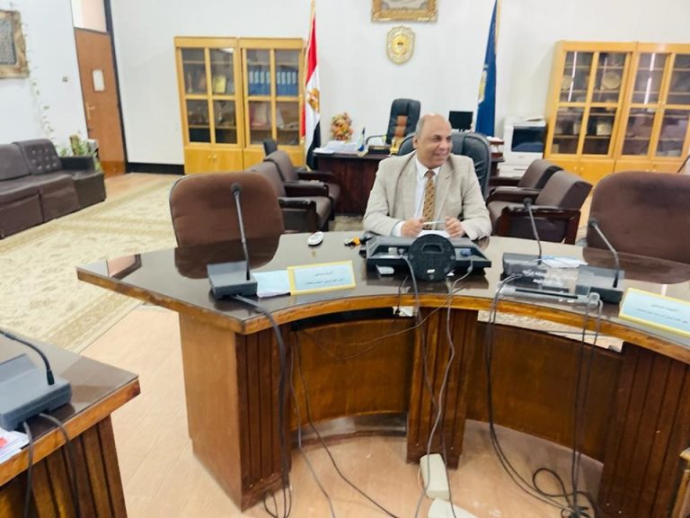 مناقشة ادارة الكلية العديد من الموضوعات مع ادارة الموارد البشرية