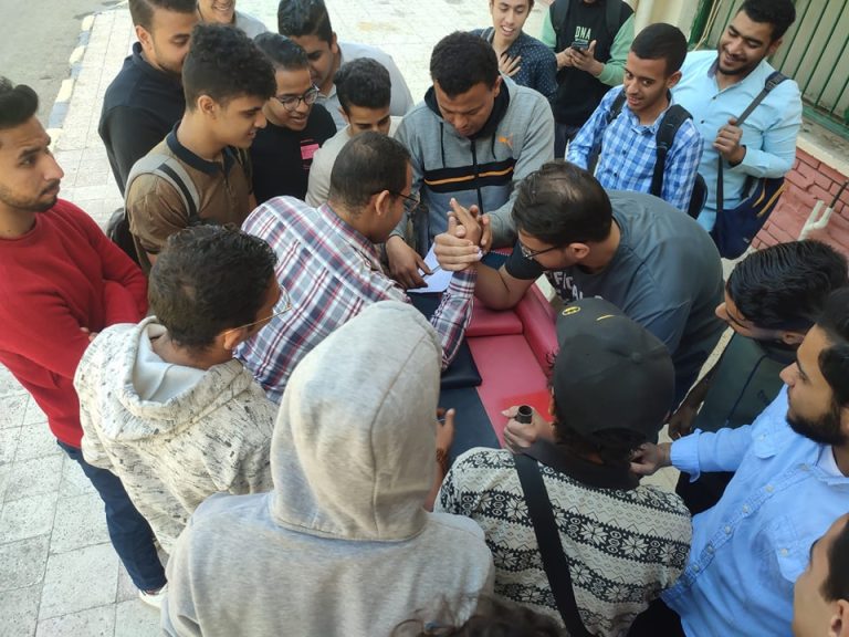 رعاية الشباب تنظم بطولة قوة الذراعين  تحت رعاية الاستاذ الدكتور حازم المشنب والأستاذ الدكتور زكريا عطية وكيل كلية العلوم لشؤون الطلاب والتعليم  والأستاذ الدكتور محمود عبد العليم منسق الأنشطة الطلابية نظمت رعاية الشباب بطولة قوة الذراعين لطلاب الكلية فى الأوزان (  من ٥٥: ٦٦ كجم ومن ٦٧ : ٧٨ كجم ومن ٧٩ : ٩٠  كجم ومن ٩١ : ١١٠ كجم ) بمشاركة ٦٠ طالب أمام مبنى الكلية  وتم تحديد المركزين الأول والثاني فى كل وزن