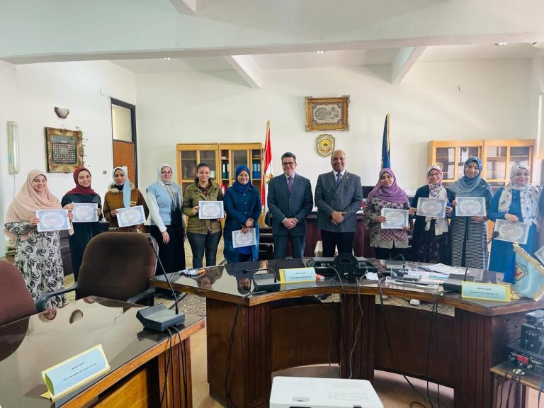 عميد الكلية يقدم شهادات حضور لاعضاء الهيئة المعاونة