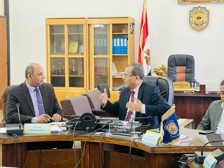 اجتماع رئيس الجامعه مع وحدة التحاليل الدقيقه بكلية العلوم