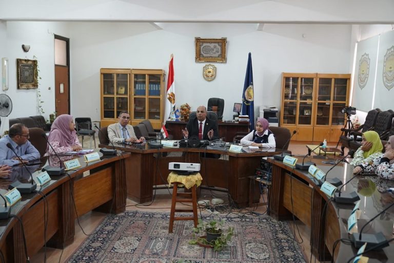 اجتماع عميد الكلية مع امين الكلية و إدارتى الموارد البشريه والحسابات