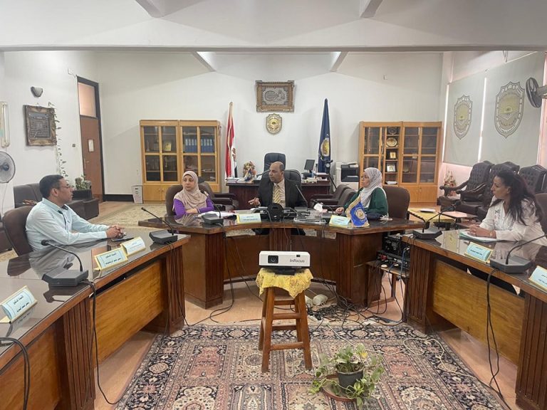 اجتماع عميد الكلية مع امين الكليه ومديرة الوحدة الحسابية والموارد البشرية