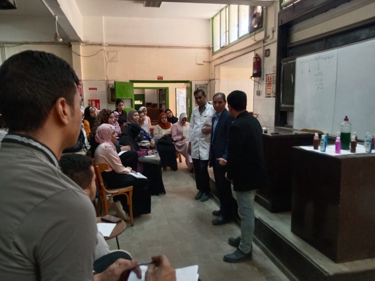 كلية العلوم تنفذ اولى دوراتها المجانية “صناعة المنظفات والمطهرات” لتأهيل الطلاب المتفوقين لسوق العمل.