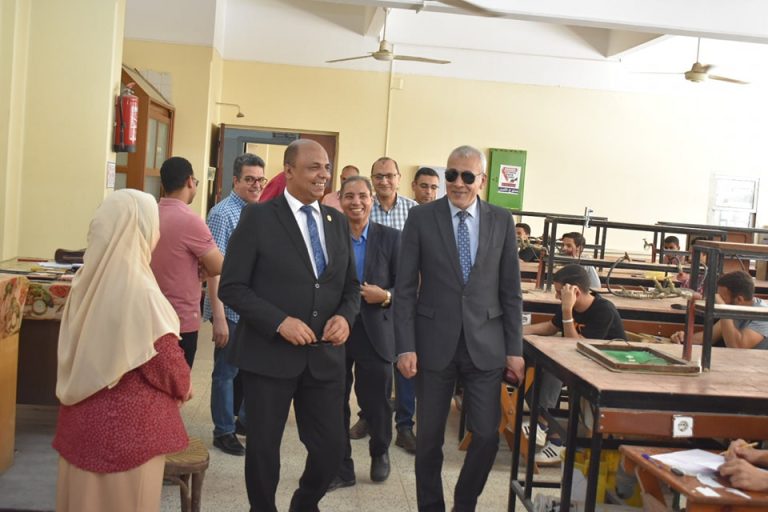 متابعة ا.د/ عبدالناصر ياسين نائب رئيس الجامعة لشؤون التعليم و الطلاب بصحبة ا.د/ حازم المشنب عميد كلية العلوم سير الامتحانات بالكلية