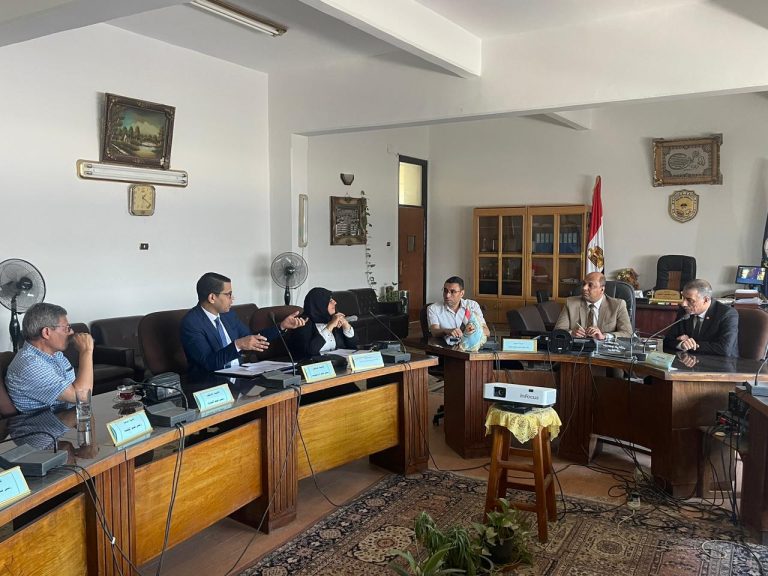 اجتماع عميد كلية العلوم وأمين الكلية مع مدير وموظفي بنك القاهرة