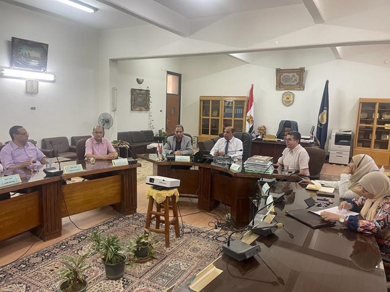 اجتماع عميد الكلية لمتابعة ملفات الاعتماد البرامجى للأقسام