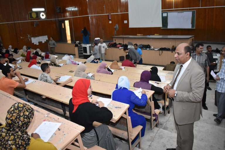 عميد الكلية يتفـقـد لجان امتحانات الفـصل الدراسي الثاني