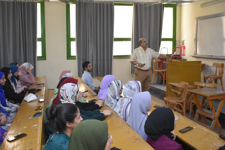 كلية العلوم تواصل الدورات التدريبيه للطلاب المتفوقين