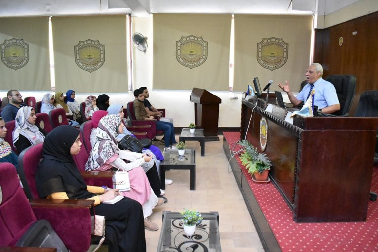 كلية العلوم تواصل الدورات التدريبيه المجانية لطلابها