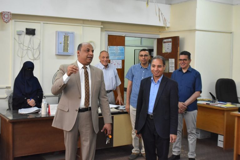 عميد الكلية يهنئ العاملين بعيد الاضحى المبارك