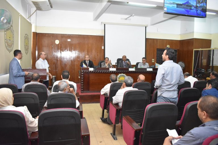 استعراض التقارير السنوية لادارات ووحدات واقسام الكلية بمجلس الكلية.