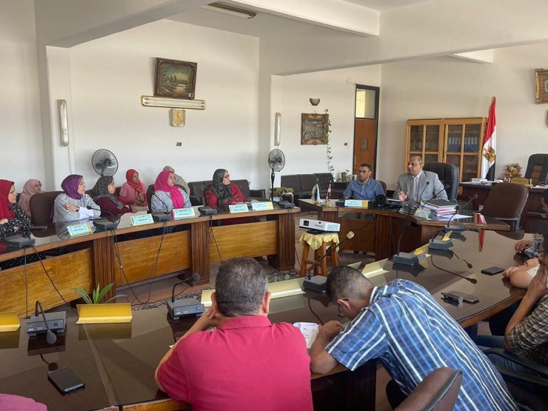 اجتماع عميد الكليه مع الجهاز الإدارى بالكليه
