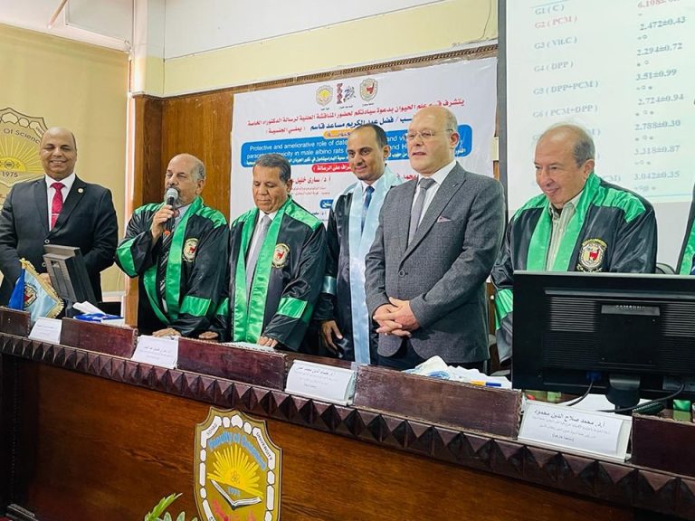 رئيس الجامعه يحضر مناقشة رسالة الدكتوراه لوافد يمنى بكلية العلوم.