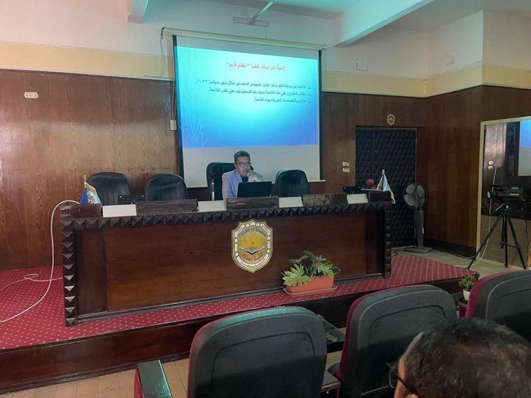 اجتمع ا.د/ حسين عبد الحافظ وكيل الكلية للدراسات العليا والبحوث مع معاوني اعضاء هيئة التدريس بالكلية لشرح نظام لائحة الدراسات العليا