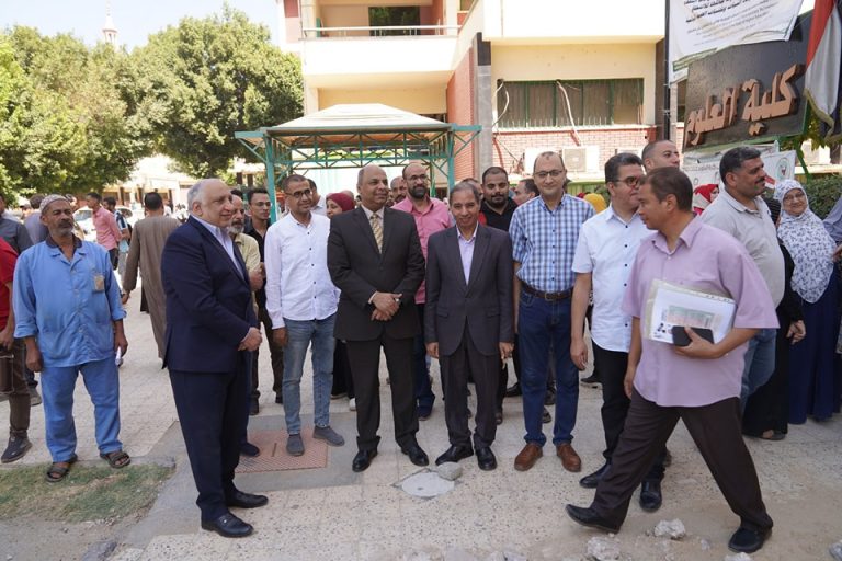 كلية العلوم تجرى تجربة الاخلاء