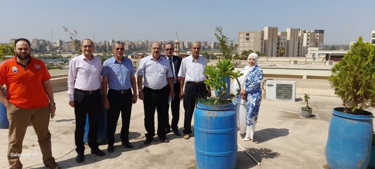 متابعة أعضاء لجنة خدمة المجتمع وتنمية البيئة للمرحلة الثانية لزراعة الاسطح