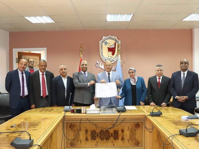 رئيس الجامعة يهنئ الكليات التي حصلت على شهادتى الايزو