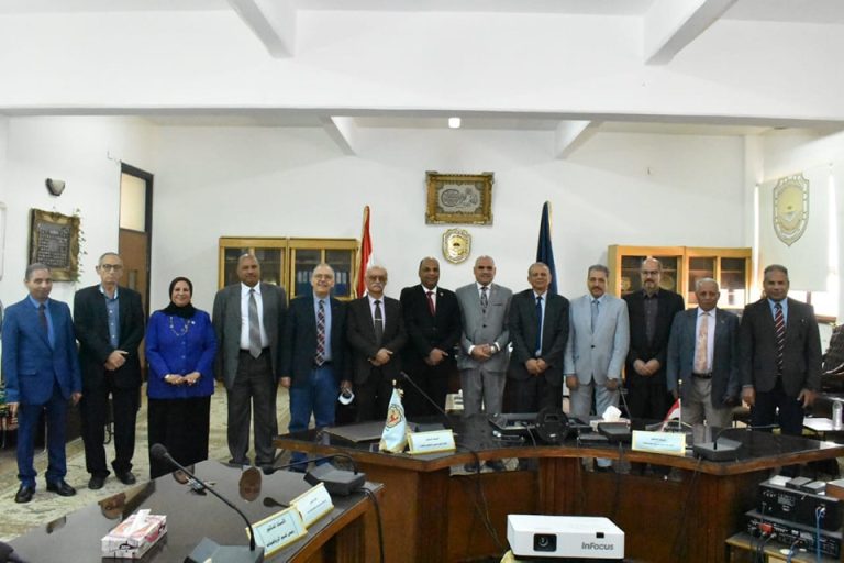 علوم سوهاج تستضيف اللجنة العلمية الدائمة لترقية الأساتذة والأساتذة المساعدين (نبات وميكروبيولوجي)