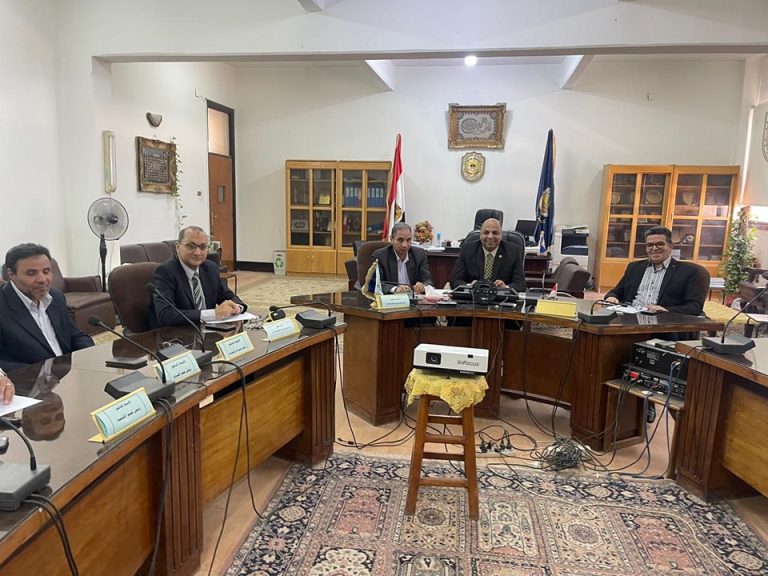 اجتماع عميد الكليه مع وكلاء الكلية و رؤساء الاقسام استعدادا للامتحانات