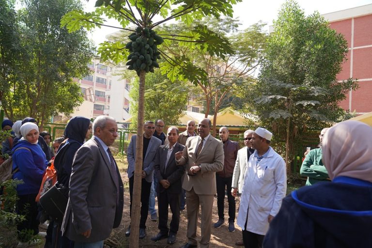 عميد كلية العلوم يتفقد مزرعة قسم النبات والميكروبيولوجي