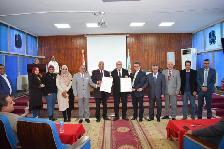 رئيس الجامعة يكرم الكليات السبعة التي حصلت على شهادتى الايزو