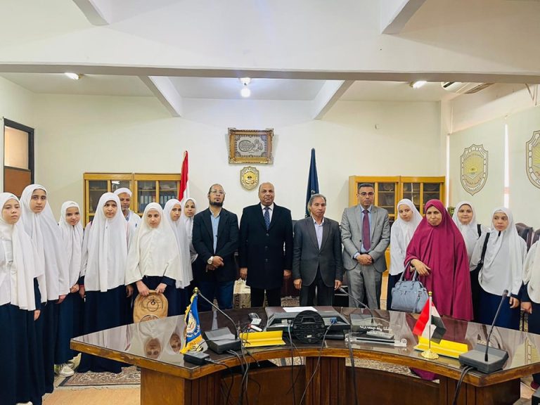 زيارة معهد فتيات المحامدة البحرية الإعدادي والثانوي لكلية العلوم