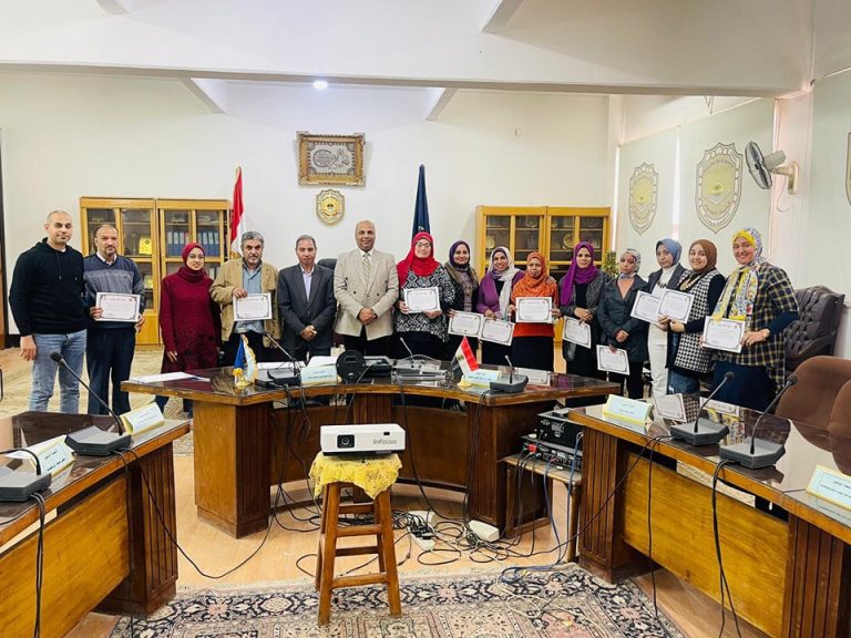 تكريم عميد الكليه للموظفين المثاليين