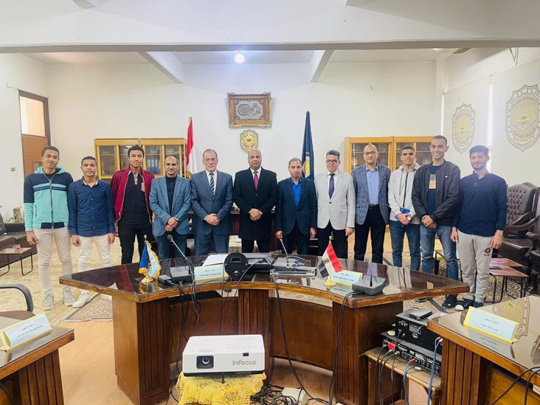 عميد الكلية يكرم الفريق الطلابى لفوزه بمشروع ” نقاط الكربون النانوية المستدامة لعلاج السرطان”