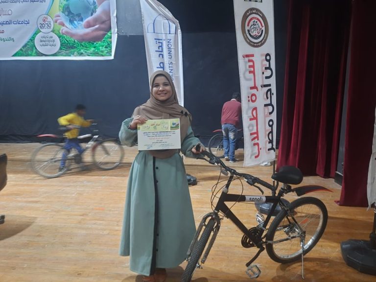 طالبه بالمستوى الثالث بكلية العلوم تحصد المركز الاول على مستوى الجامعات المصرية من مسابقة ” صحتنا من صحة كوكبنا..اتحضر للأخضر*