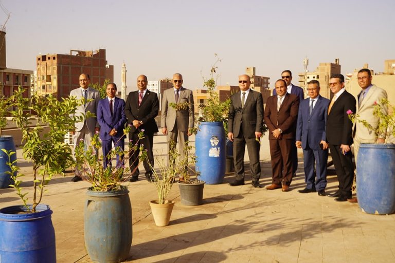 الدكتور حسان النعمانى رئيس جامعة سوهاج يتفقد زراعة الأسطح بكلية العلوم