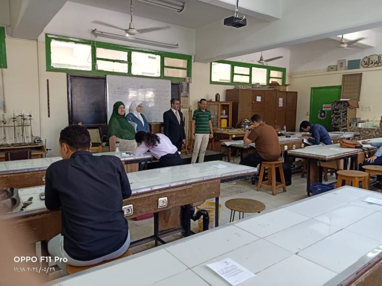 جولة تفقدية أ.د/ حسين عبد الحافظ وكيل الكلية للدراسات العليا والبحوث لمتابعة سير امتحانات الدراسات العليا