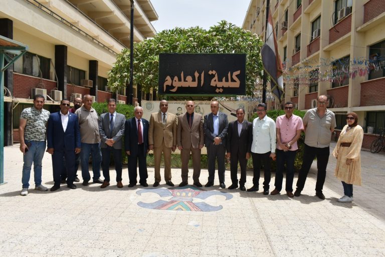 زيارة معالي رئيس الجامعه لمزرعة قسم النبات