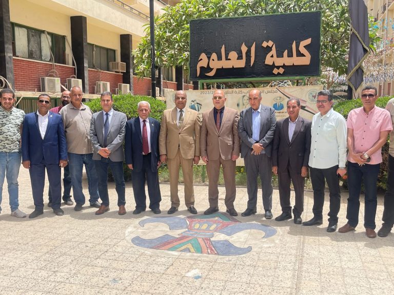 زيارة معالي رئيس الجامعه لبيت الحيوان بكلية العلوم