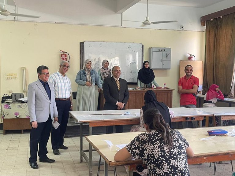 عميد كلية العلوم يتابع سير الامتحانات